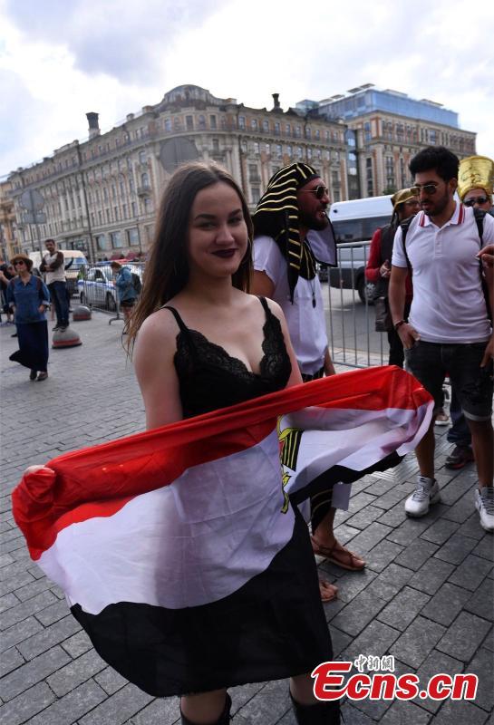 A supporter of Egyptian national football team cheers during a gathering near Red Square on the eve of the 2018 FIFA World Cup in Moscow, Russia, June 13, 2018. (China News Service/Mao Jianjun)
