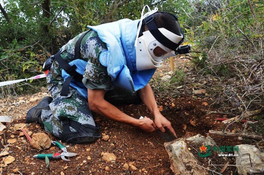 Members of the 17th Chinese peacekeeping force to Lebanon take part in a mine clearance mission in an area of nearly 2,000 square meters on the border between Israel and Lebanon, June 11, 2018. (Photo/81.cn)
