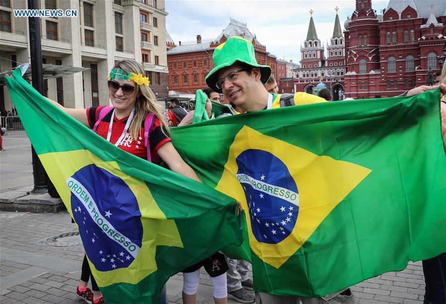 Brazilian team\'s fans pose for photos near the Red Square in Moscow, Russia, on June 13, 2018. The 2018 Russia World Cup will kick off on June 14. (Xinhua/Yang Lei)