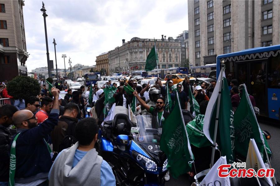 Supporters of Saudi Arabia national football team cheer during a gathering near Red Square on the eve of the 2018 FIFA World Cup in Moscow, Russia, June 13, 2018. (Photo: China News Service/Mao Jianjun)