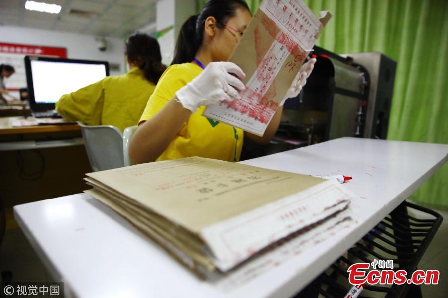 Teachers grade test papers of the national college entrance exam, known as gaokao, at Hainan Normal University in Haikou City, South China’s Hainan Province, June 12, 2018. The province’s 699 teachers will be responsible for grading gaokao test papers from June 14 to 20 at well-guarded sites. (Photo/VCG)