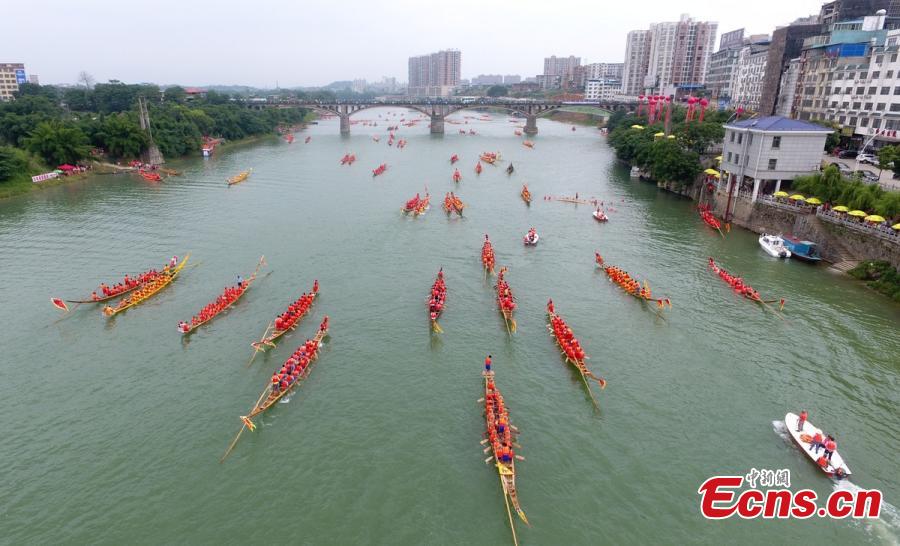 Dragon boats race on the Xiaoshui River, Daoxian County, Central China’s Hunan Province, June 14, 2018. More than 3,000 people and 116 boats from the county participated in the race ahead of the Dragon Boat Festival on June 18. Daoxian has a long history of dragon boats and the local race was recognized as an intangible cultural heritage of Hunan in 2006. (Photo: China News Service/Pan Lin)