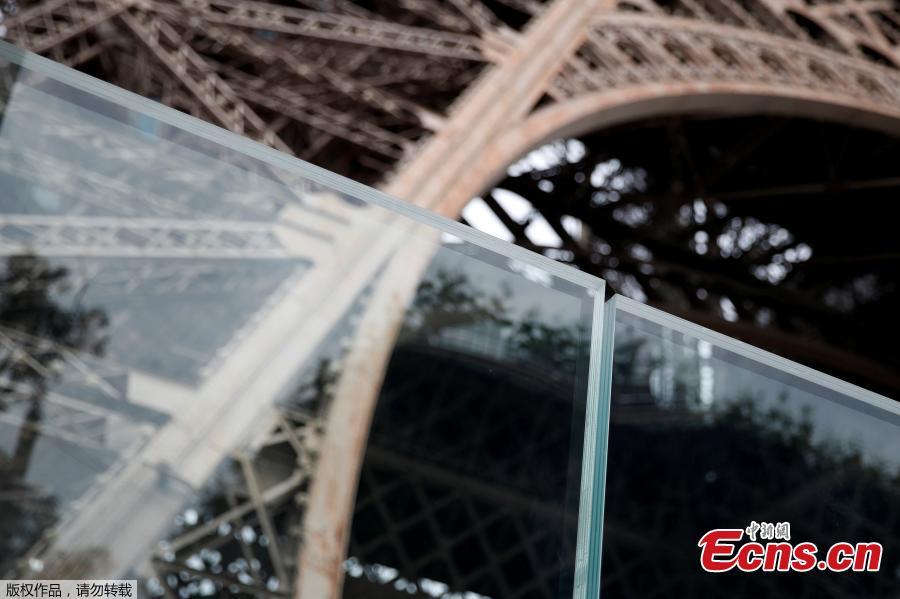The new glass security fence, that is under construction, is seen around the Eiffel Tower in Paris, France, June 14, 2018. Paris authorities are building a permanent security belt around the Eiffel Tower, replacing the current fencing around it with more visually appealing glass walls. (Photo/Agencies)