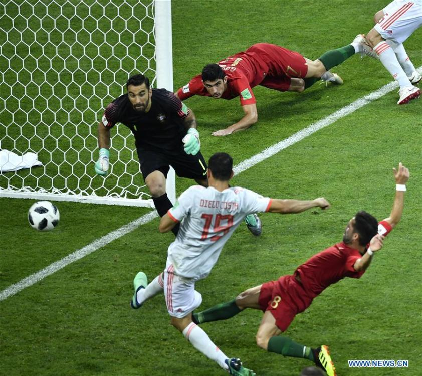 Diego Costa (L, front) of Spain shoots to score during a group B match between Portugal and Spain at the 2018 FIFA World Cup in Sochi, Russia, June 15, 2018. (Xinhua/Chen Yichen)