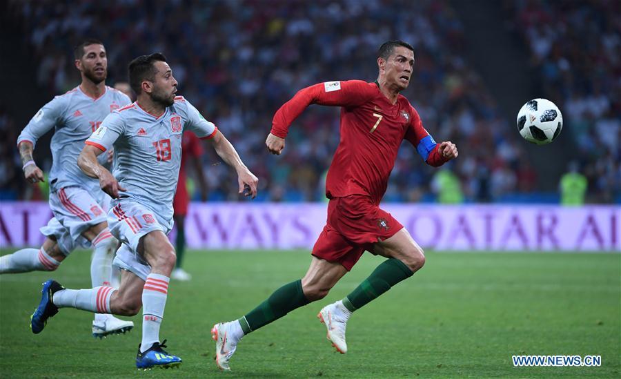 Portugal\'s Cristiano Ronaldo (R) vies with Spain\'s Jordi Alba (C) during a group B match between Portugal and Spain at the 2018 FIFA World Cup in Sochi, Russia, June 15, 2018. The match ended in a 3-3 draw. (Xinhua/Li Ga)