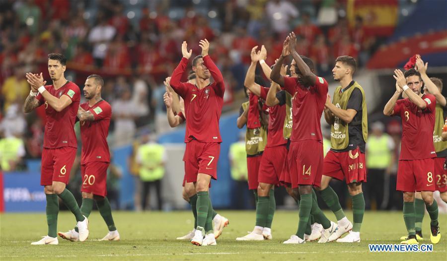 Portugal\'s players greet the audience after a group B match between Portugal and Spain at the 2018 FIFA World Cup in Sochi, Russia, June 15, 2018. The match ended in a 3-3 draw. (Xinhua/Fei Maohua)