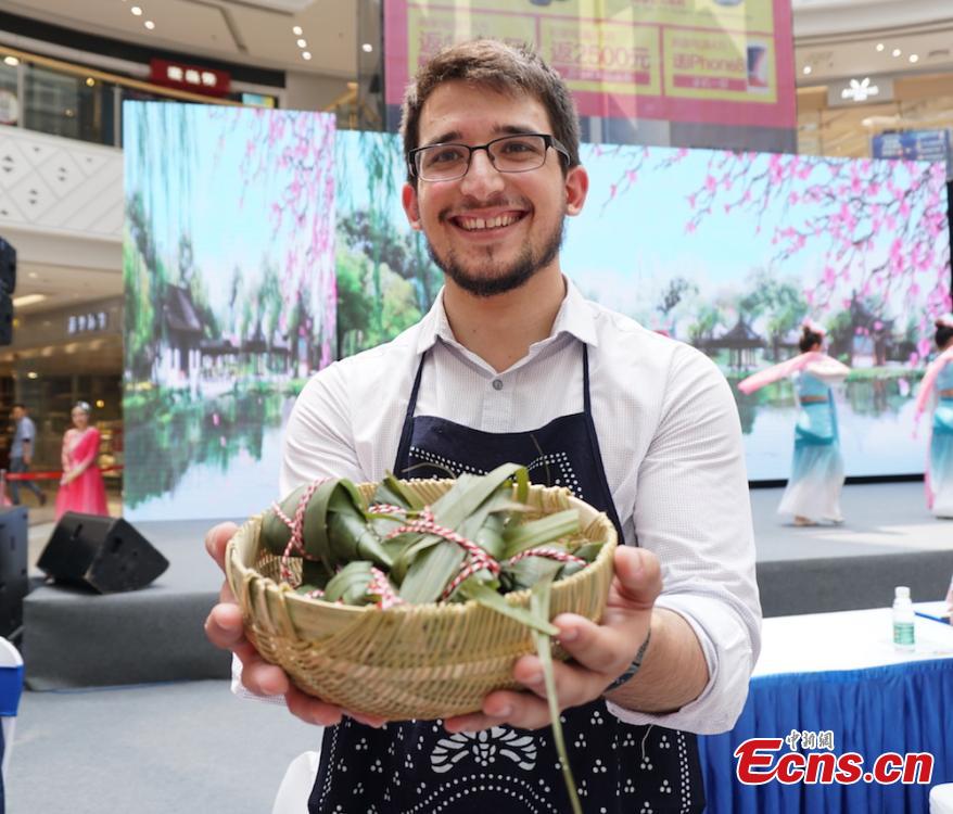 <?php echo strip_tags(addslashes(A man shows self-made zongzi, the palm-sized snack made of glutinous rice wrapped in reed leaves, at a group event at Huishan economic development zone in Wuxi, Jiansu Province, June 15, 2018. (Photo: China News Service/Sun Quan))) ?>