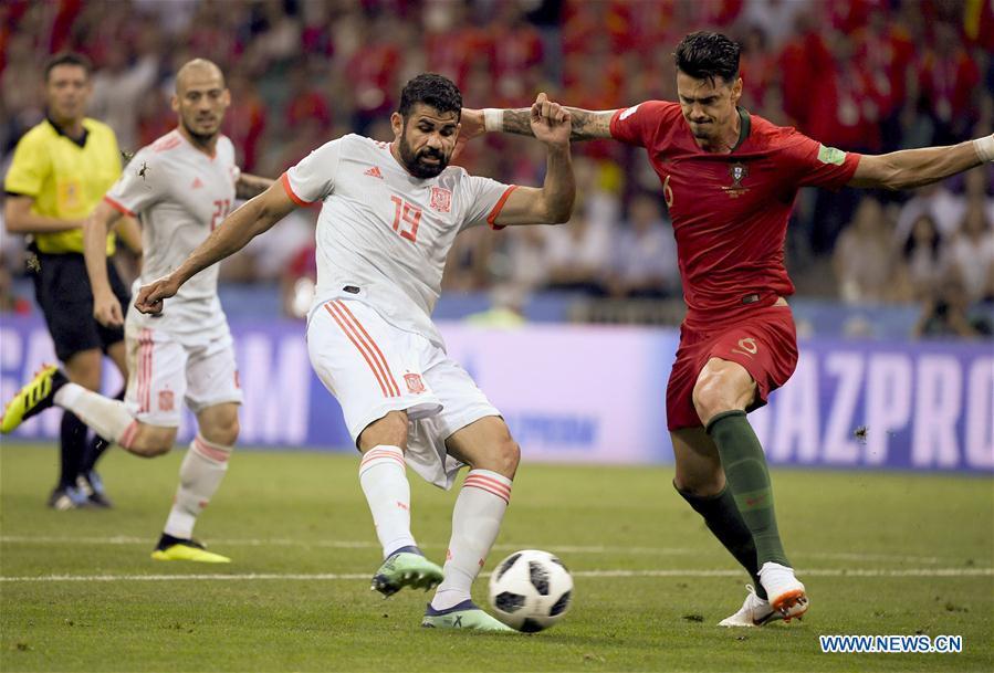 Spain\'s Diego Costa (L) shoots during a group B match between Portugal and Spain at the 2018 FIFA World Cup in Sochi, Russia, June 15, 2018. (Xinhua/Li Ga)