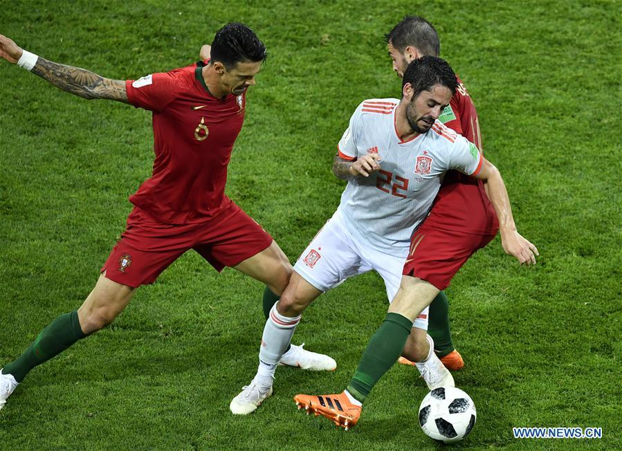 Isco (C) of Spain vies with Bernardo Silva (R) and Jose Fonte of Portugal during a group B match between Portugal and Spain at the 2018 FIFA World Cup in Sochi, Russia, June 15, 2018. (Xinhua/Chen Yichen)