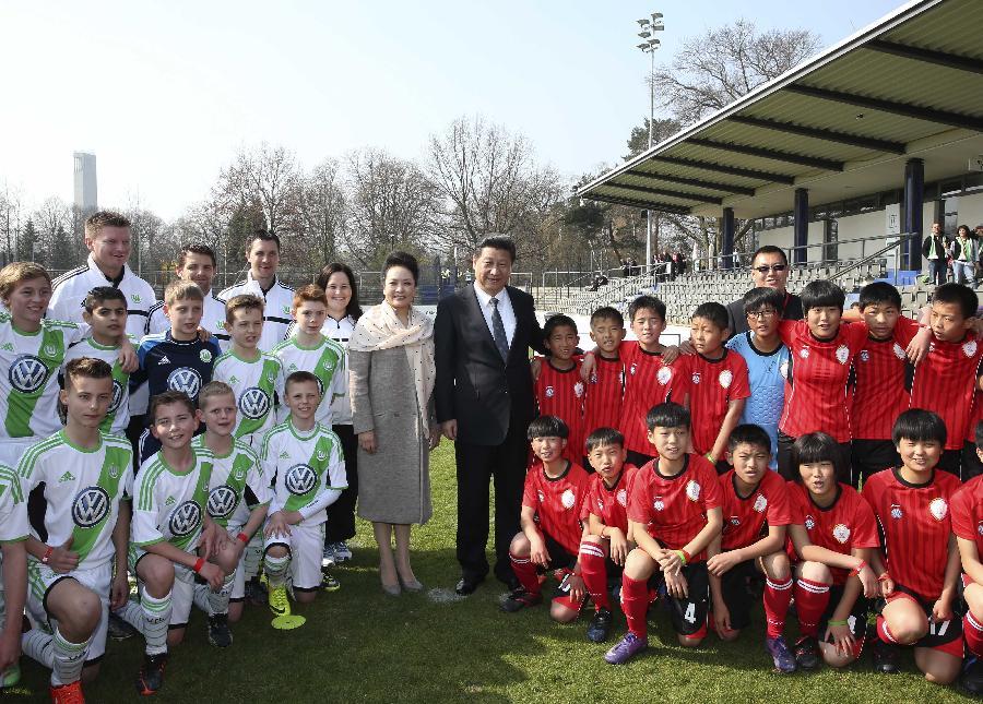 [Photo/Xinhua]

March 29, 2014

President Xi Jinping and his wife Peng Liyuan pose for a group photo with Chinese little soccer players and their German peers from the Wolfsburg club in Berlin, Germany, March 29, 2014.