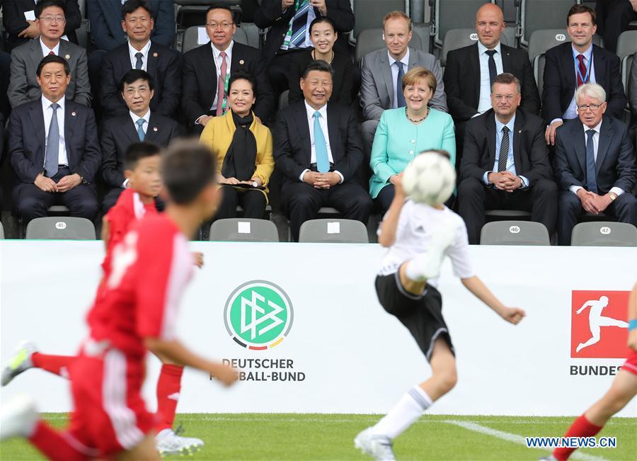 [Photo/Xinhua] 

July 5, 2017


President Xi Jinping, his wife Peng Liyuan and German Chancellor Angela Merkel watch a friendly soccer match between Chinese and German youth teams in Berlin.