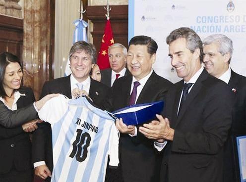 [Photo/People.cn]

July 19, 2014

Xi receives a jersey bearing his name from Argentina\'s then-vice-president Amado Boudou during his visit to the Latin American country in the capital city of Buenos Aires.