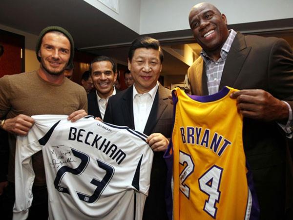 [Photo/Xinhua]

Feb 17, 2012

Xi Jinping, the then-vice-president, receives a Los Angeles Lakers basketball jersey signed by NBA star Kobe Bryant and a LA Galaxy soccer jersey bearing David Beckham\'s autograph. Beckham and former Lakers\' star Earvin \'Magic\' Johnson presented the jerseys to Xi when he went to watch an NBA game in LA during a visit to the US.