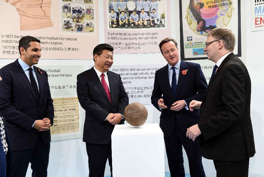 [Photo/Xinhua]

Oct 23, 2015

President Xi Jinping, accompanied by then-prime minister David Cameron of Britain, visits the City Football Academy in Manchester, Britain.