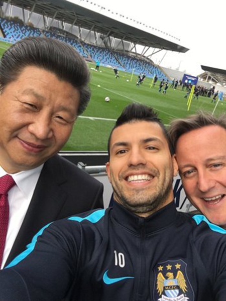 [Photo from the official Twitter account of Manchester City Football Club]

Oct 23, 2015

Manchester City star Sergio Aguero takes a selfie with Xi and Cameron and posted it on the social network, saying \