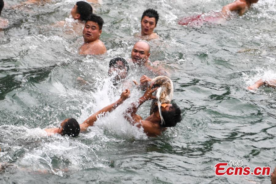 <?php echo strip_tags(addslashes(Participants compete to grab ducks during a folk event to celebrate the Dragon Boat Festival in the Tuojiang River in Phoenix Ancient Town, Central China’s Hunan Province, June 18, 2018. The duck-chasing tradition in the river has a 100-year history. (Photo: China News Service/Yang Huafeng))) ?>