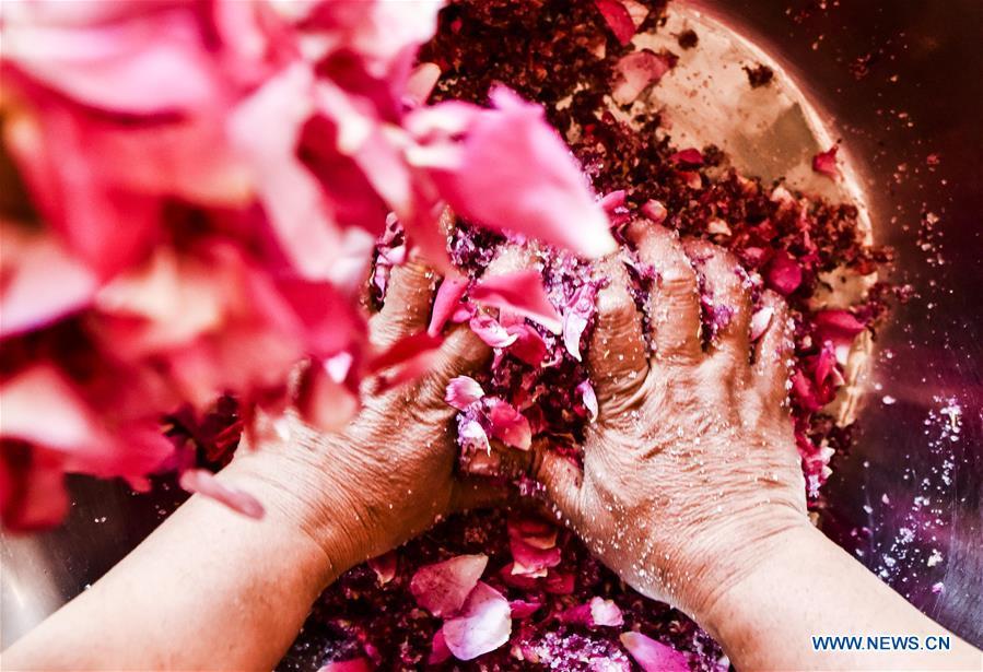 <?php echo strip_tags(addslashes(Flower grower Tajinisa makes rose sauce at a village in Hotan, northwest China's Xinjiang Uygur Autonomous Region, June 6, 2018. People in the village are good at making rose sauce, and that is an important source of income for them. (Xinhua/Zhao Ge))) ?>