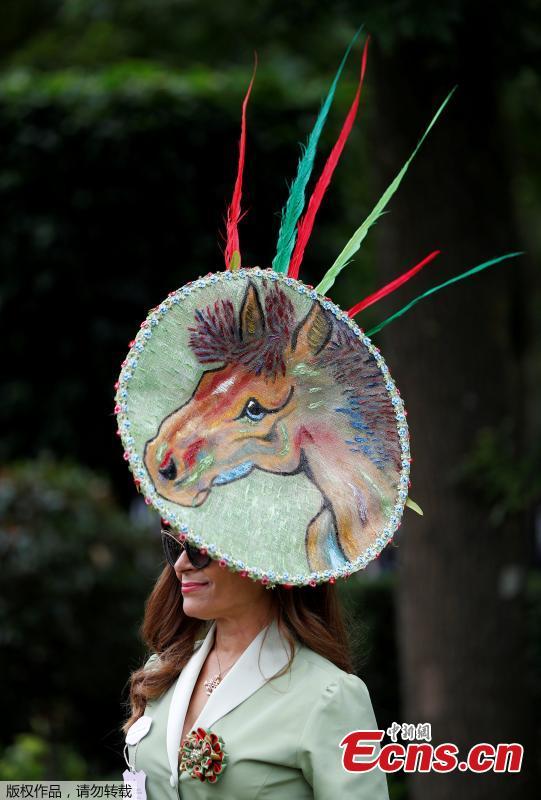 <?php echo strip_tags(addslashes(A racegoer is seen at Royal Ascot, Britain, June 19, 2018. Racegoers adorned their statement hats with feathers and flowers in one of Britain's most well-known racecourses. (Photo/Agencies))) ?>