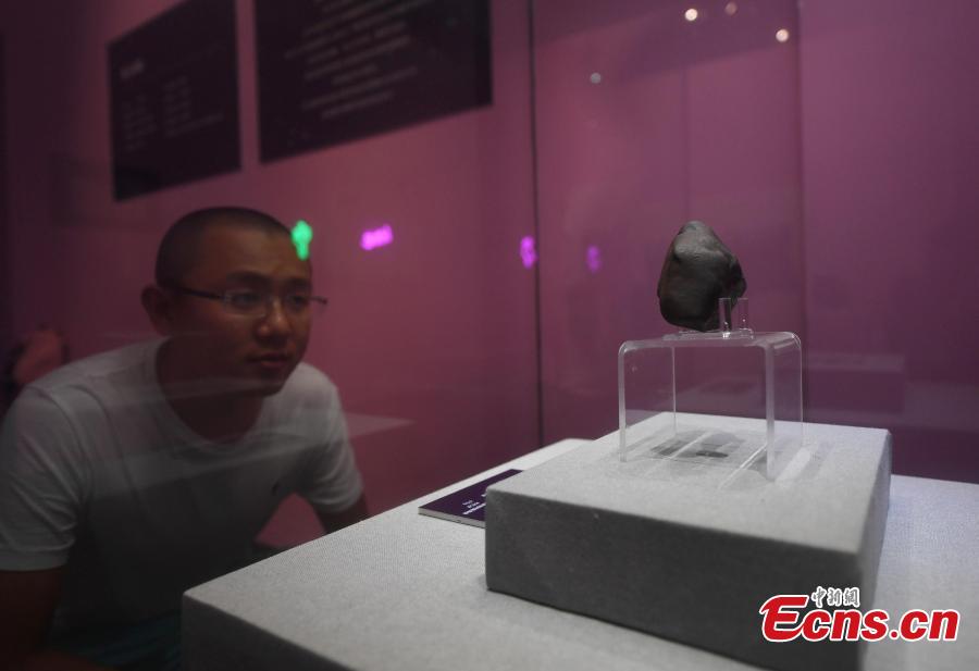 A meteorite, formed approximately 4.5 billion years ago, is on display in Hangzhou City, Zhejiang Province. The meteorite was found in Southwest China’s Yunnan Province on June 1 and weighs 672 grams. (Photo: China News Service/Wang Gang)
