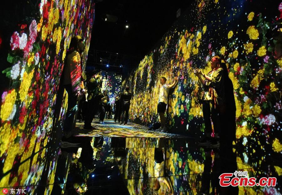 “MORI Building DIGITAL ART MUSEUM: teamLab Borderless,” an digital art museum — jointly created and operated by Mori Building Co., Ltd and teamLab, opened on June 21,2018 in Tokyo, Japan. The digital art museum features approximately 50 interactive artworks, some completely new, in a 10,000 square meters area with five zones. The interactive artworks have no borders separating them from the other works. Some extend beyond their installation rooms and into the corridors, some overlap with other works and some even fuse with other works. (Photo/IC)