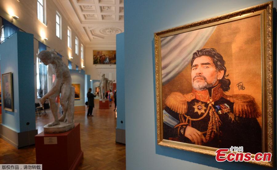 A portrait of Argentina\'s legend Diego Maradona is on display during the opening of the Art Project \'Like the Gods\', presented by the Museum of the Russian Academy of Arts and Italian artist Fabrizio Birimbelli during the Russia 2018 World Cup in Saint Petersburg, on June 20, 2018. The project presents a series of portraits of world football stars and coaches in historical uniforms and includes more than 40 portraits. (Photo/Agencies)