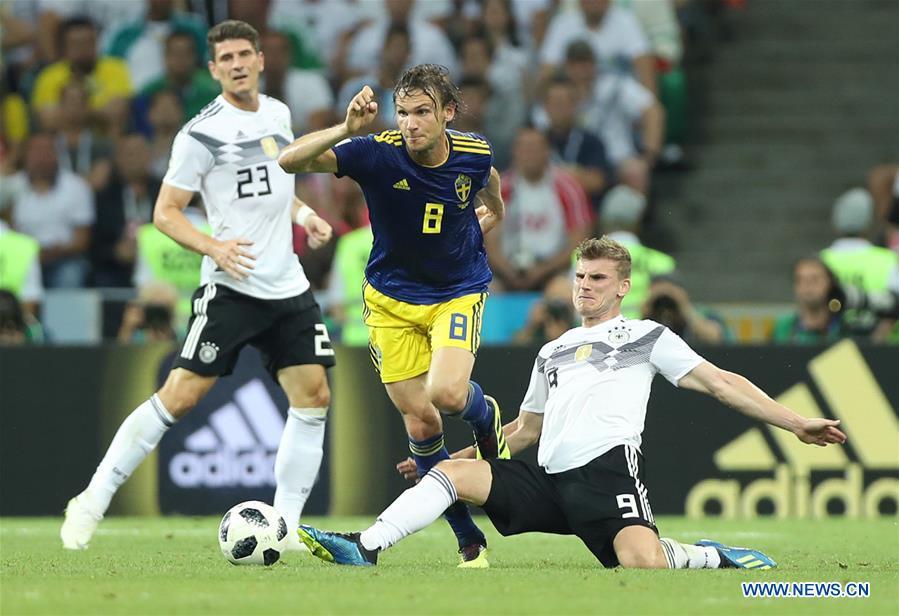 Albin Ekdal (C) of Sweden breaks through with the ball during the 2018 FIFA World Cup Group F match between Germany and Sweden in Sochi, Russia, June 23, 2018. (Xinhua/Fei Maohua)