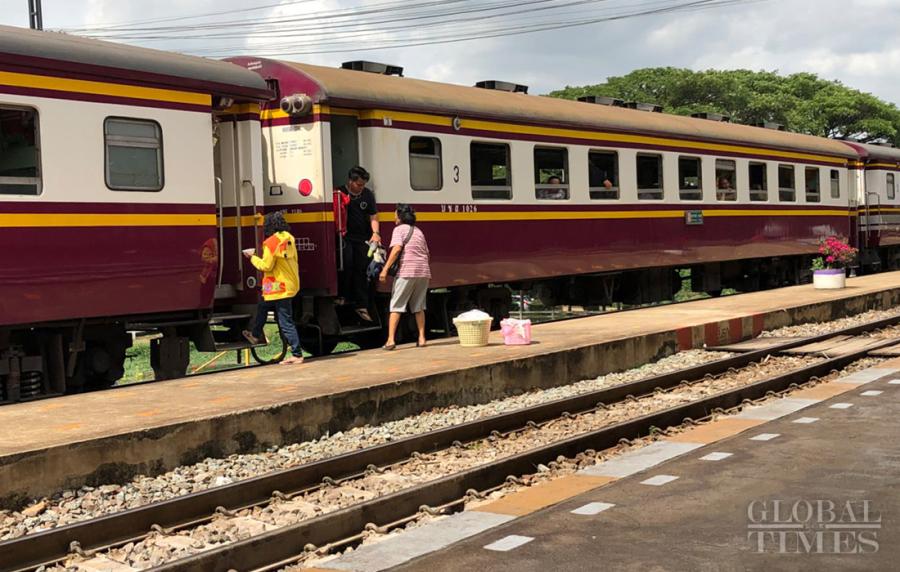 Passengers board a train at Muak Lek station. (Photo: Chu Daye/GT)