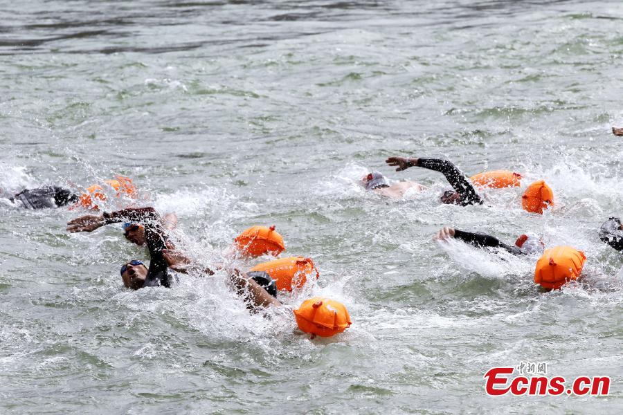 Participants compete in a swimming race across the Yellow River in Xunhua Salar Autonomous County, Northwest China’s Qinghai Province, June 24, 2018. The race on China’s second longest river was 500 meters long. (Photo: China News Service/Zhang Tianfu)