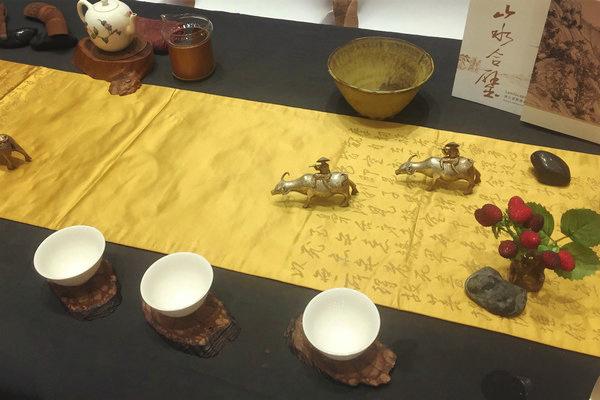 A tea table at the First Exchange of Tea Culture Between Beijing and Taiwan, Beijing, June 24, 2018. (Photo provided to chinadaily.com.cn)

Chen Yunjun, standing director of China International Tea Culture Institute, talked about the differences of tea culture in China and Japan as well as the relation between Chinese tea culture and Zen.

\