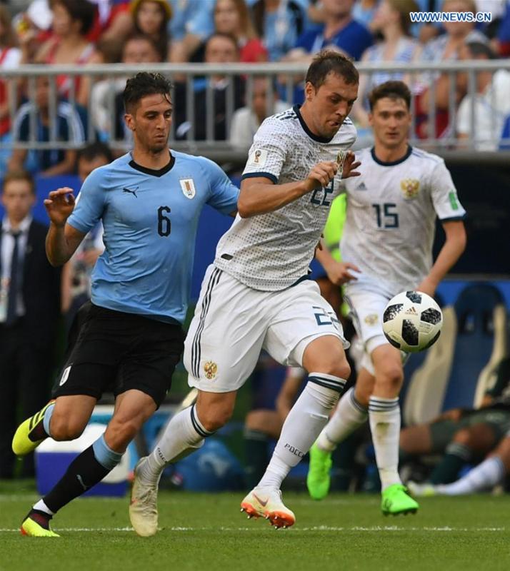 Rodrigo Bentancur (L) of Uruguay vies with Artem Dzyuba of Russia during the 2018 FIFA World Cup Group A match between Uruguay and Russia in Samara, Russia, June 25, 2018. (Xinhua/Du Yu)