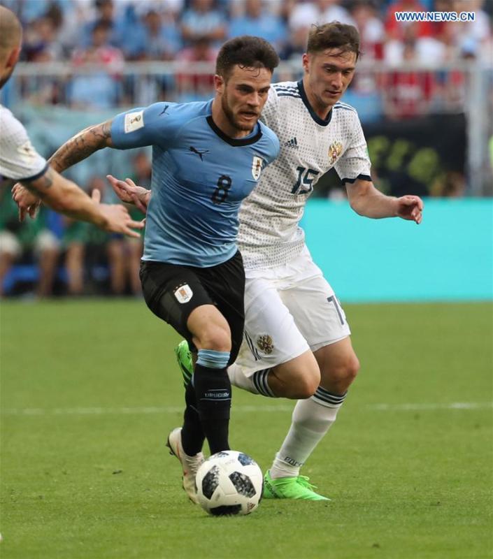 Nahitan Nandez (L) of Uruguay vies with Alexey Miranchuk of Russia during the 2018 FIFA World Cup Group A match between Uruguay and Russia in Samara, Russia, June 25, 2018. (Xinhua/Bai Xueqi)