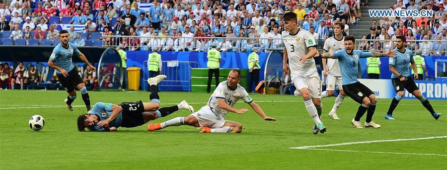 Edinson Cavani (2nd L) of Uruguay vies with Sergey Ignashevich of Russia during the 2018 FIFA World Cup Group A match between Uruguay and Russia in Samara, Russia, June 25, 2018. (Xinhua/Du Yu)