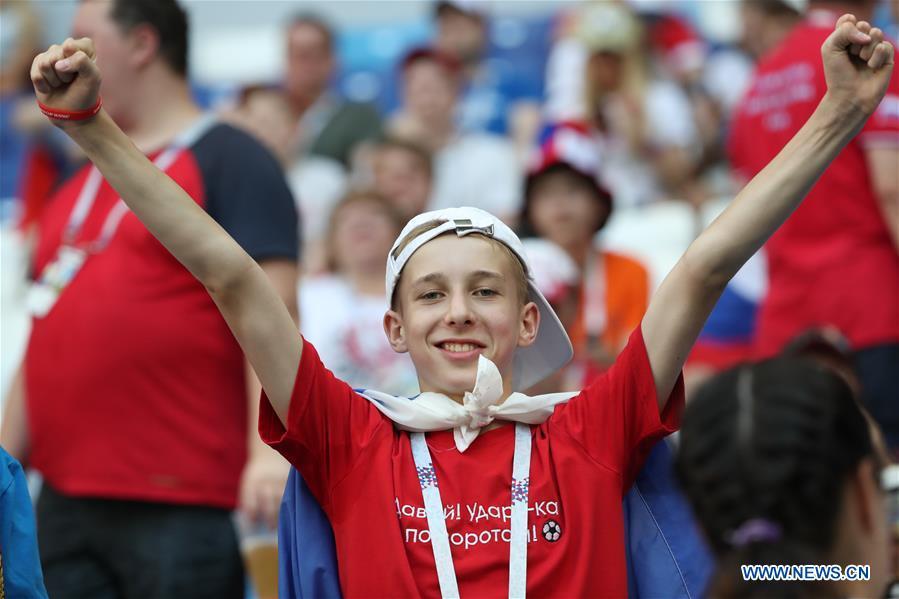 A fan of Russia cheers prior to the 2018 FIFA World Cup Group A match between Uruguay and Russia in Samara, Russia, June 25, 2018. （Photo/Xinhua）