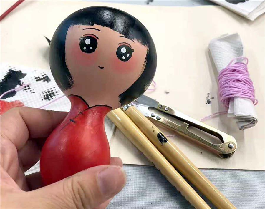 A gourd painting is showcased during a cultural experience activity in Tel Aviv, Israel, June 25, 2018.(Photo/Asianewsphoto)