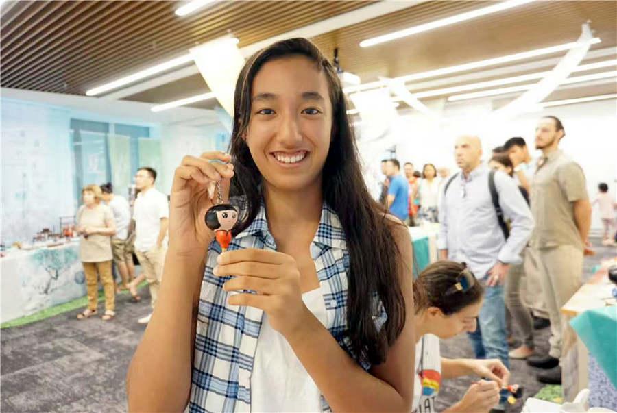 A visitor shows a gourd painting during a cultural experience activity in Tel Aviv, Israel, June 25, 2018.(Photo/Asianewsphoto)