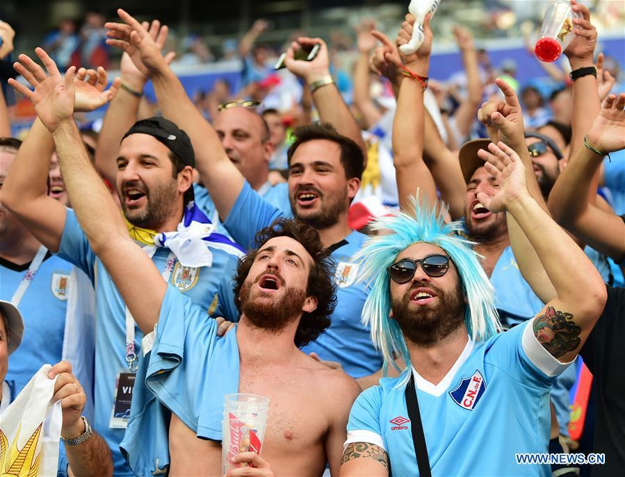 Fans of Uruguay cheer prior to the 2018 FIFA World Cup Group A match between Uruguay and Russia in Samara, Russia, June 25, 2018. （Photo/Xinhua）