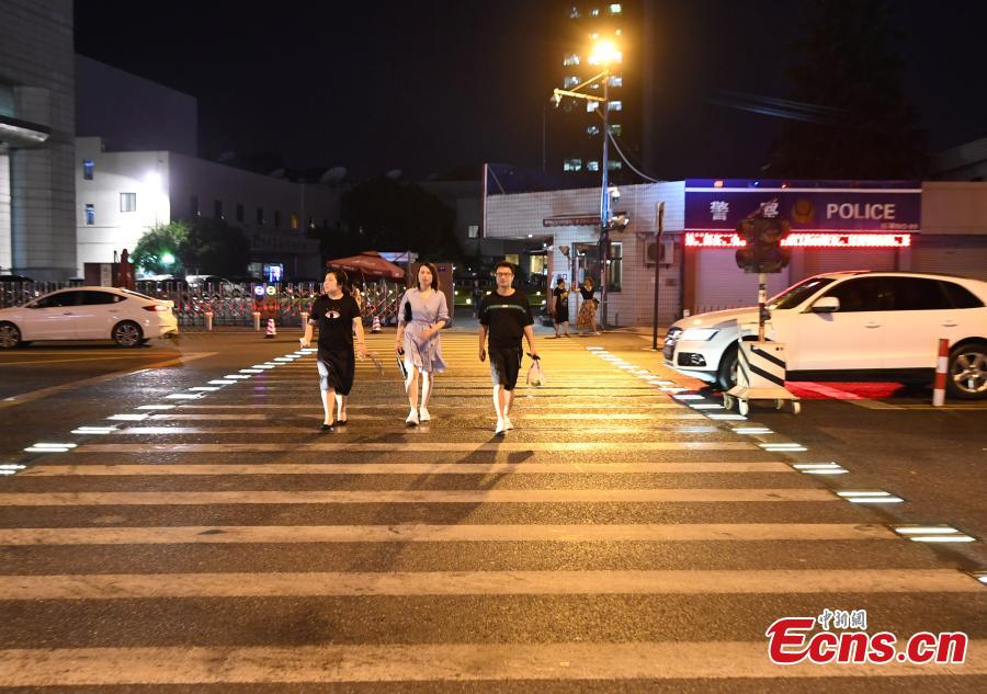 Lights on two sides of a zebra crossing on a street in Zhejiang Province will automatically light up when they sense pedestrians, reminding cars to slow down.
(Photo: China News Service/Wang Gang)