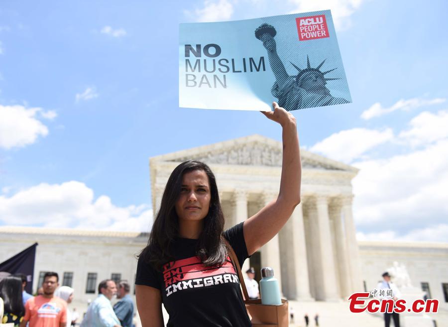 People protest against the Supreme Court ruling upholding the U.S. President Donald Trump\'s travel ban on several Muslim-majority nations outside the Supreme Court in Washington, June 26, 2018. (Photo: China News Service/Deng Min)