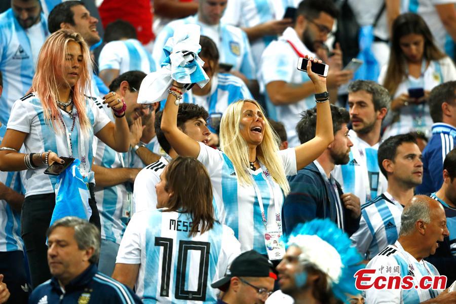 Argentina\'s fans react as they watch the World Cup Group D Argentina vs Nigeria soccer match in Saint Petersburg Stadium, Saint Petersburg, Russia, June 26, 2018. (Photo: China News Service/Fu Tian)