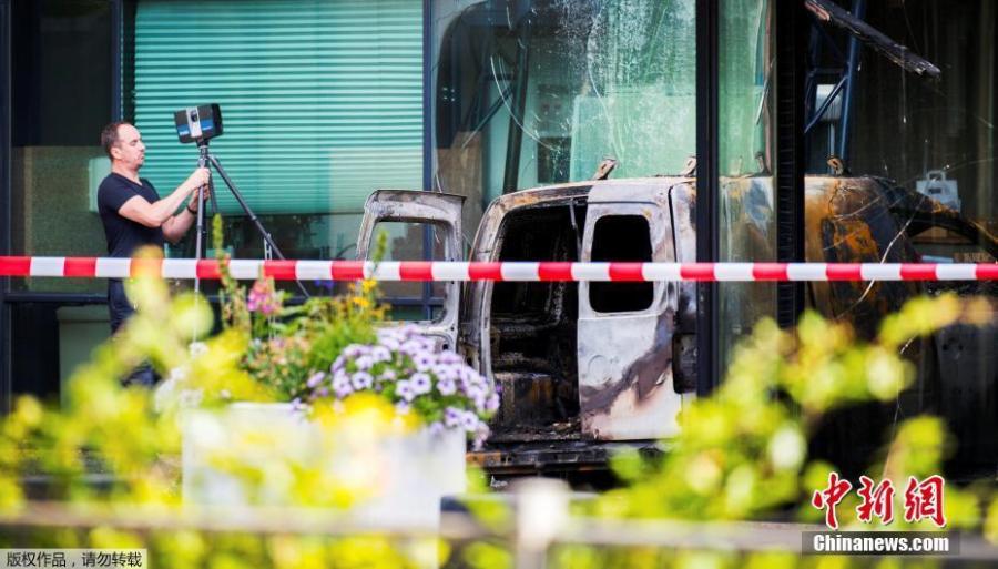 A van is seen burned out after crashing into the glass facade of the head office of Dutch newspaper De Telegraaf in what police said was a deliberate action in Amsterdam, Netherlands, June 26, 2018. Authorities said they would give newspapers and other media companies in Amsterdam extra protection in the wake of the attack. (Photo/Agencies)