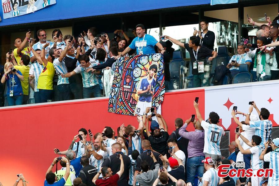 Argentina\'s fans react as they watch the World Cup Group D Argentina vs Nigeria soccer match in Saint Petersburg Stadium, Saint Petersburg, Russia, June 26, 2018. (Photo: China News Service/Fu Tian)