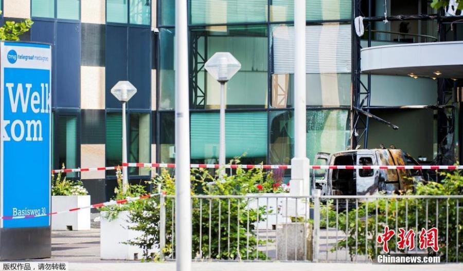 A van is seen burned out after crashing into the glass facade of the head office of Dutch newspaper De Telegraaf in what police said was a deliberate action in Amsterdam, Netherlands, June 26, 2018. Authorities said they would give newspapers and other media companies in Amsterdam extra protection in the wake of the attack. (Photo/Agencies)