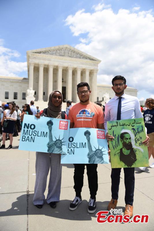 People protest against the Supreme Court ruling upholding the U.S. President Donald Trump\'s travel ban on several Muslim-majority nations outside the Supreme Court in Washington, June 26, 2018. (Photo: China News Service/Deng Min)