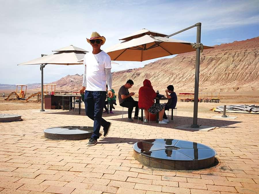 Tourists are seen near the site where eggs are baked. (Photo provided to chinadaily.com.cn)