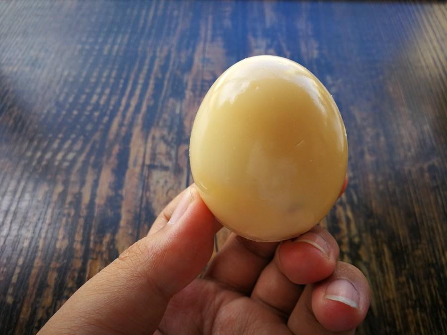 An egg baked using sand. (Photo provided to chinadaily.com.cn)
