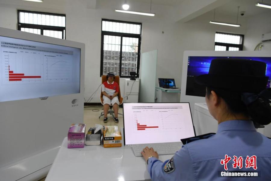 A drug abuser receives artificial reality-aided treatment at the Women\'s Drug Rehabilitation Center of Sichuan Province on June 26, 2018. The center has combined AR technology with cognitive behavioral therapy to help drug abusers abstain from drug use. (Photo: China News Service/An Yuan)