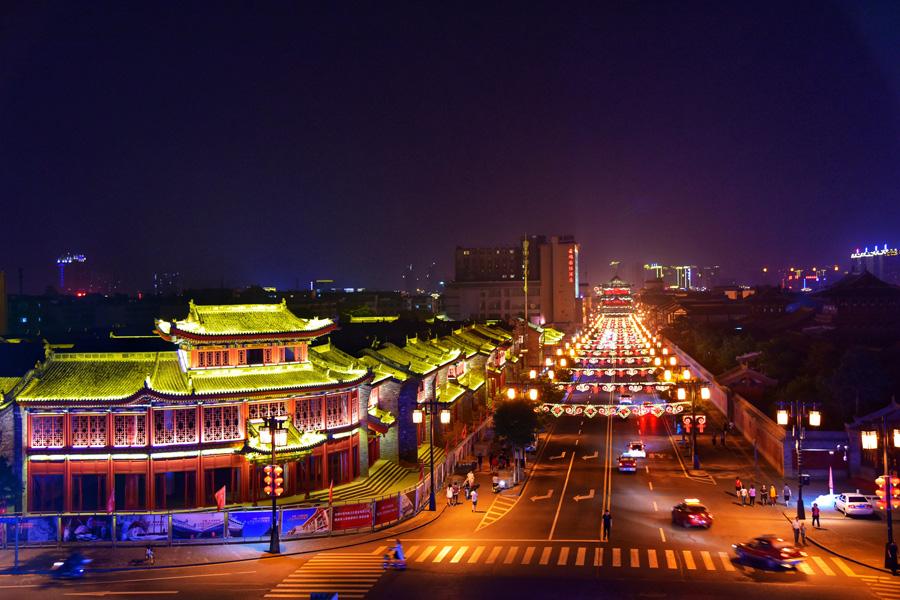 A magnificent night view of Datong city walls, with towers and gates lit to decorate the city. (Photo/chinadaily.com.cn)