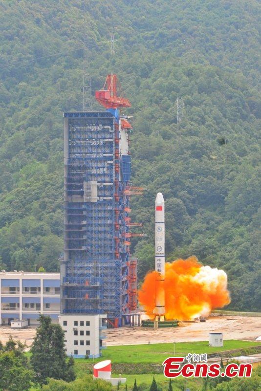 The Long March-2C carrier rocket carrying double satellites blasts off at 11:30 a.m. from the Xichang Satellite Launch Center in Southwest China\'s Sichuan Province, June 27, 2018. The new-tech experiment twin satellites will be mainly used for inter-satellite link network and earth observation technology. (Photo: China News Service/Liang Keyan)
