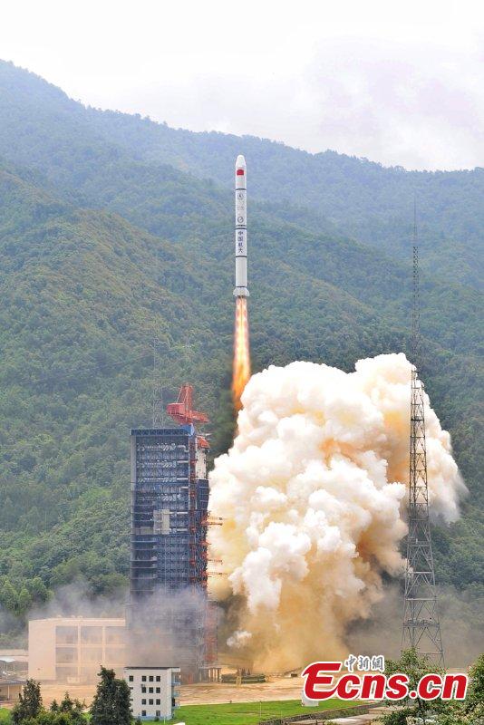 The Long March-2C carrier rocket carrying double satellites blasts off at 11:30 a.m. from the Xichang Satellite Launch Center in Southwest China\'s Sichuan Province, June 27, 2018. The new-tech experiment twin satellites will be mainly used for inter-satellite link network and earth observation technology. (Photo: China News Service/Liang Keyan)