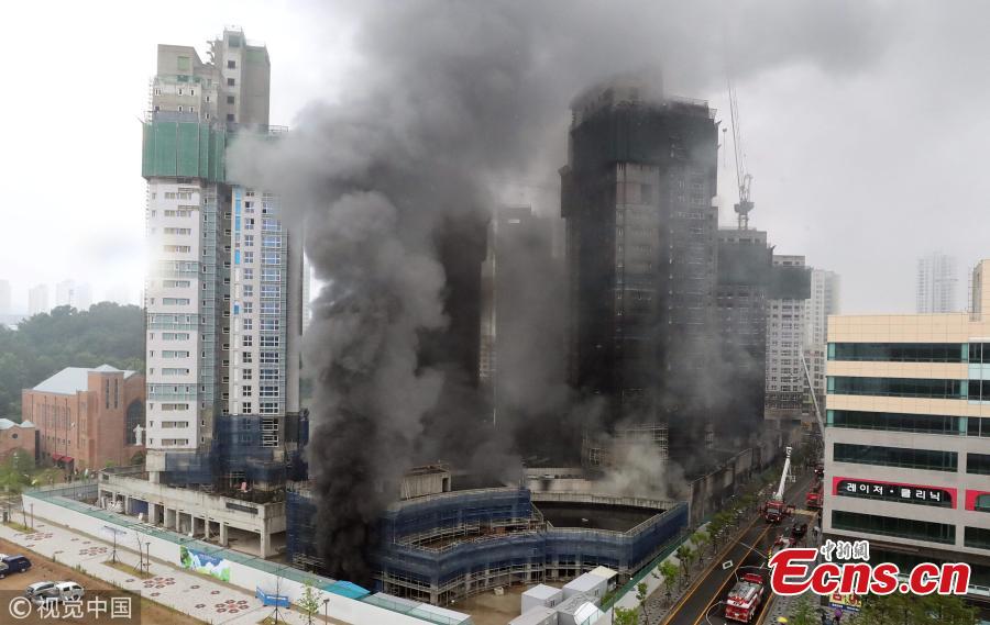 A huge fire engulfs an underground parking garage of an apartment building under construction at the Treeshade apartment construction site in the central administrative city of Sejong, central South Korea, June 26, 2018. The blaze started at 1:10 p.m. local time, leaving at least three dead and 37 others injured.(Photo/VCG)